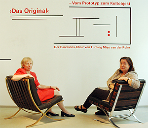 Prof. Friederike Deuerler und Prof. Gerda Breuer sitzen in zwei Exemplaren des Barcelona Chair von Ludwig Mies van der Rohe