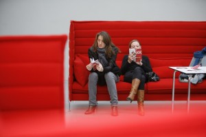 das Alcove Highback Sofa von Vitra - ein Ort der Entspannung