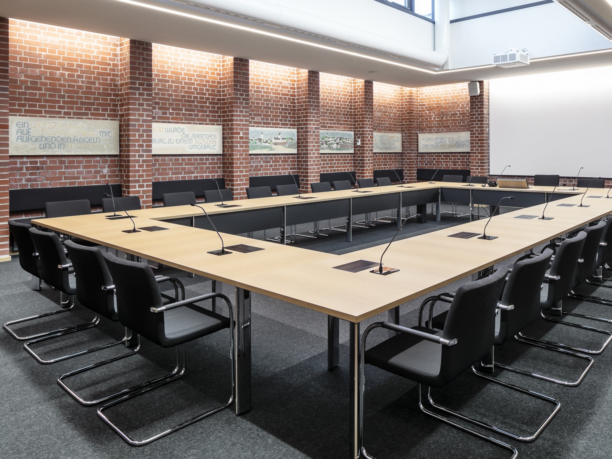 Conference hall with Thonet cantilevers