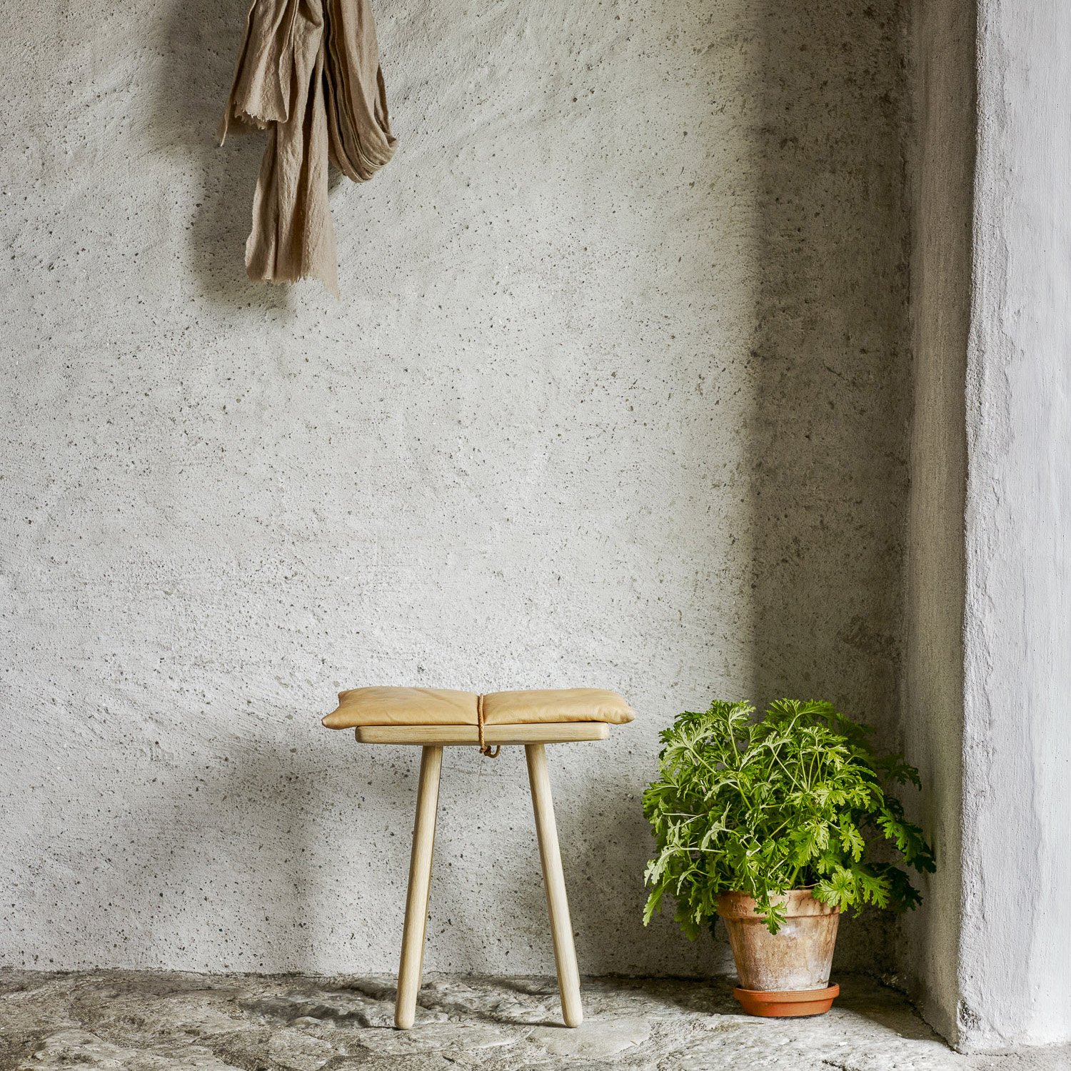 Georg Stool, Frame: natural oak , Seat cushion: dark grey with