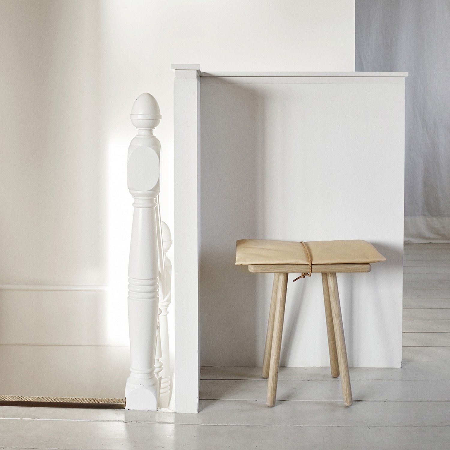 Georg Stool, Frame: natural oak , Seat cushion: dark grey with