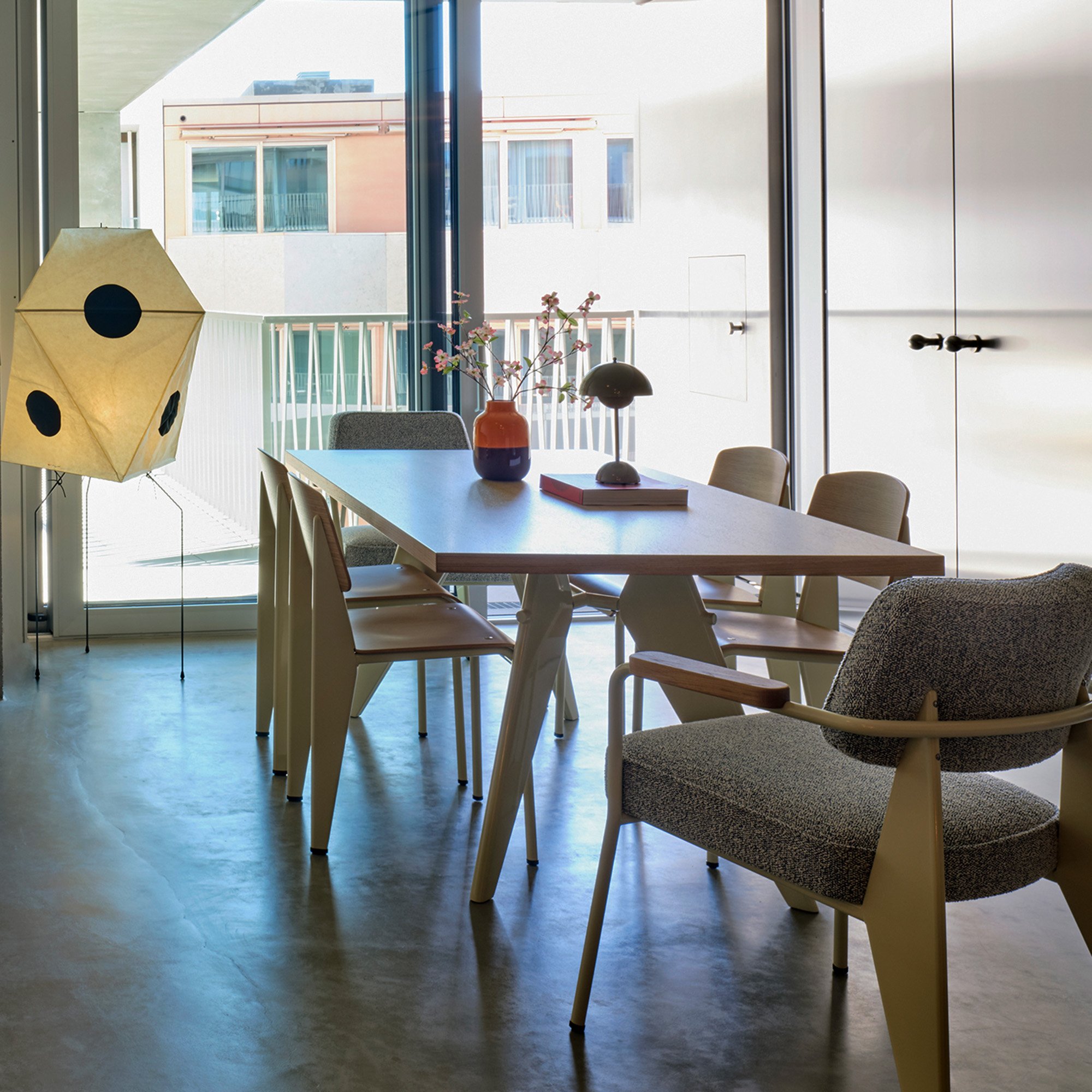Standard Chair, Base japanese red/Seat, back natural oak | Vitra